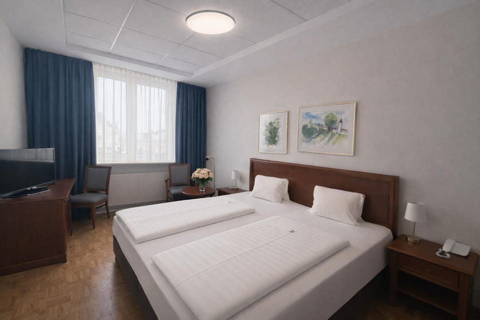 Bed, TV and multimedia, Photo of the whole room, Bedroom