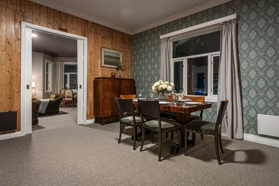 TV and multimedia, Kitchen or kitchenette, Living room, Seating area, Dining area