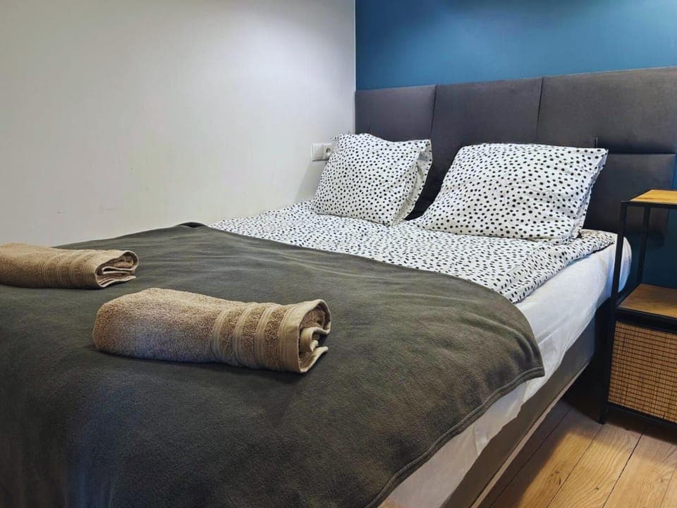 Bed, Photo of the whole room, Bedroom, towels