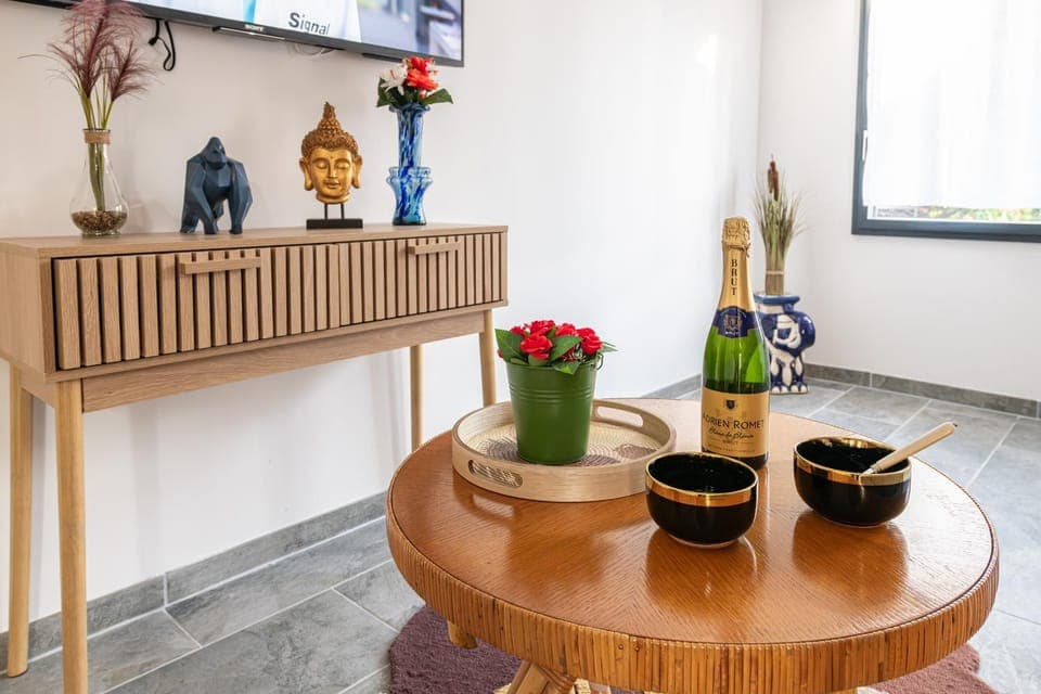 Living room, Food and drinks, Drinks