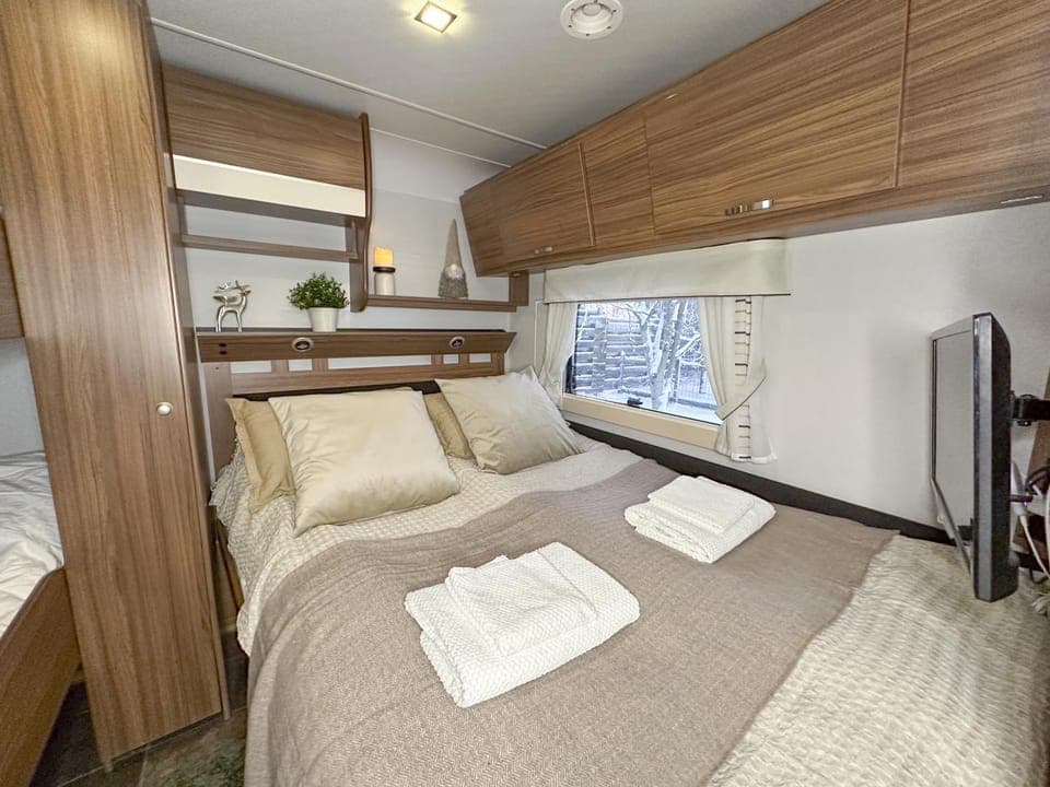 Bed, TV and multimedia, wardrobe