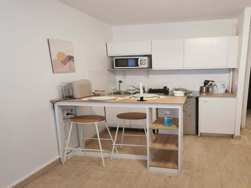 Kitchen or kitchenette