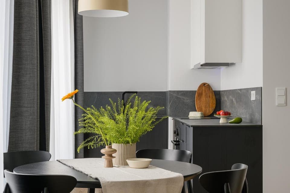 Kitchen or kitchenette, Dining area