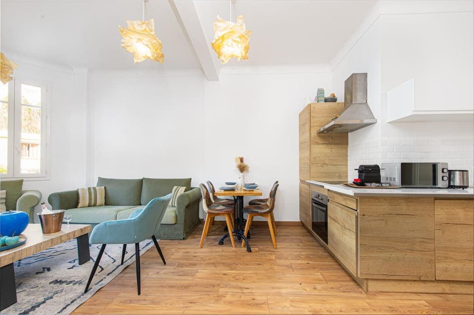 Coffee/tea facilities, Kitchen or kitchenette, Living room, Seating area, Dining area, toaster, air conditioner