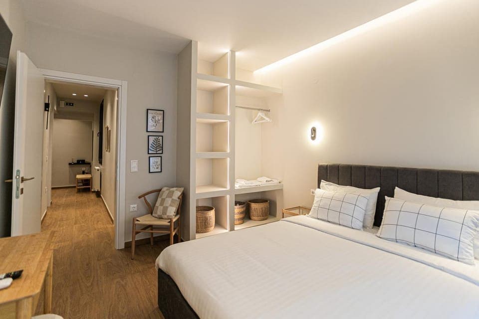 Photo of the whole room, Bedroom, wardrobe