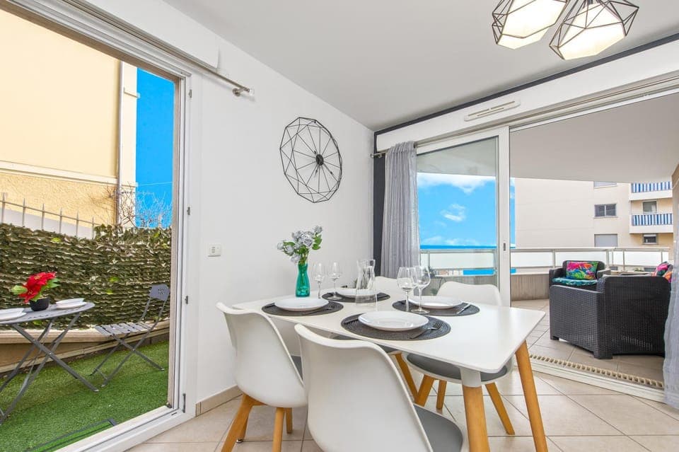 Patio, Balcony/Terrace, Kitchen or kitchenette, Living room, Seating area, Dining area, air conditioner