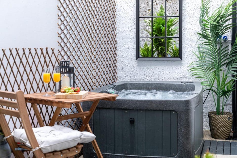 Hot Tub, Inner courtyard view