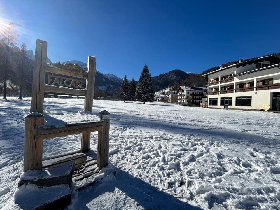 Nearby landmark, Logo/Certificate/Sign