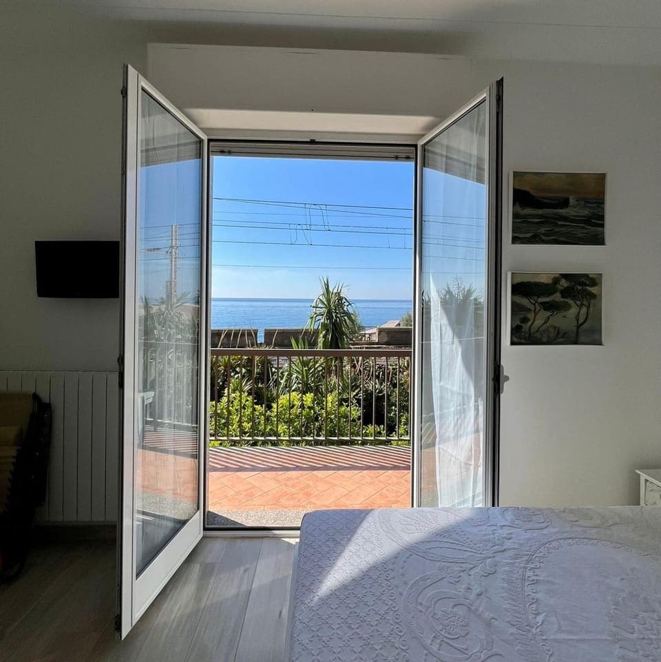 Bed, Natural landscape, TV and multimedia, View (from property/room), Balcony/Terrace, Photo of the whole room, Bedroom, Sea view