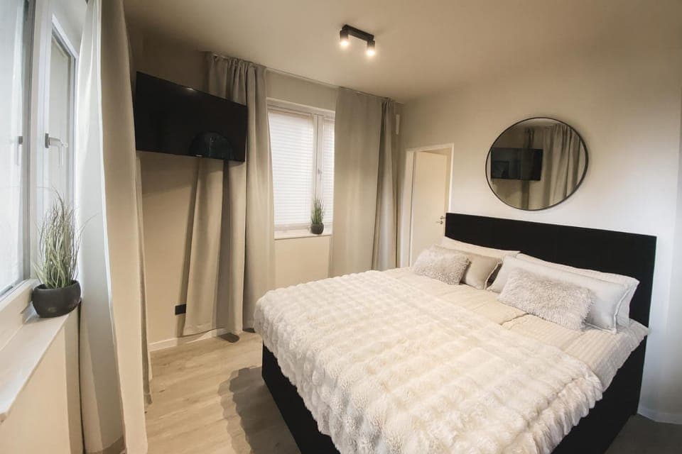 Bed, TV and multimedia, Photo of the whole room, Bedroom