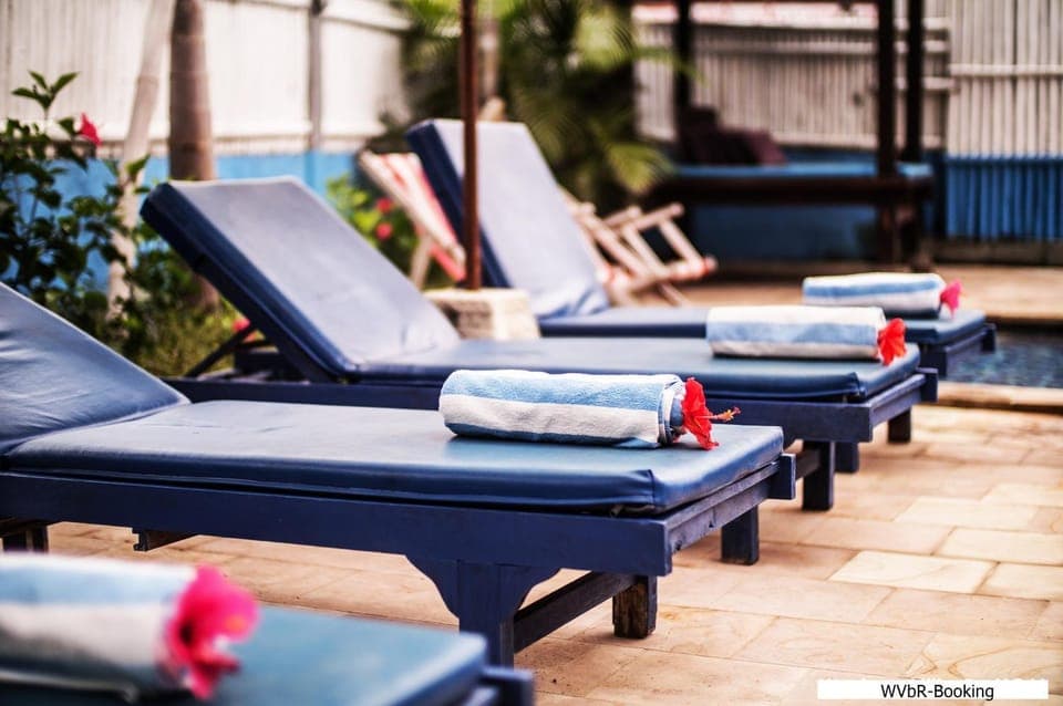 Swimming pool, towels