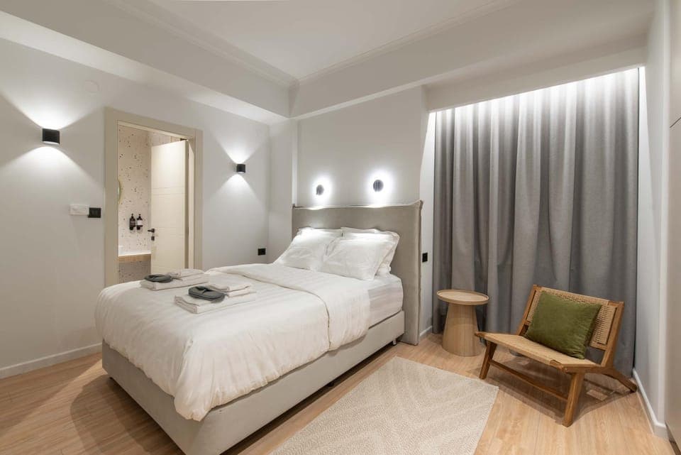 Photo of the whole room, Bedroom