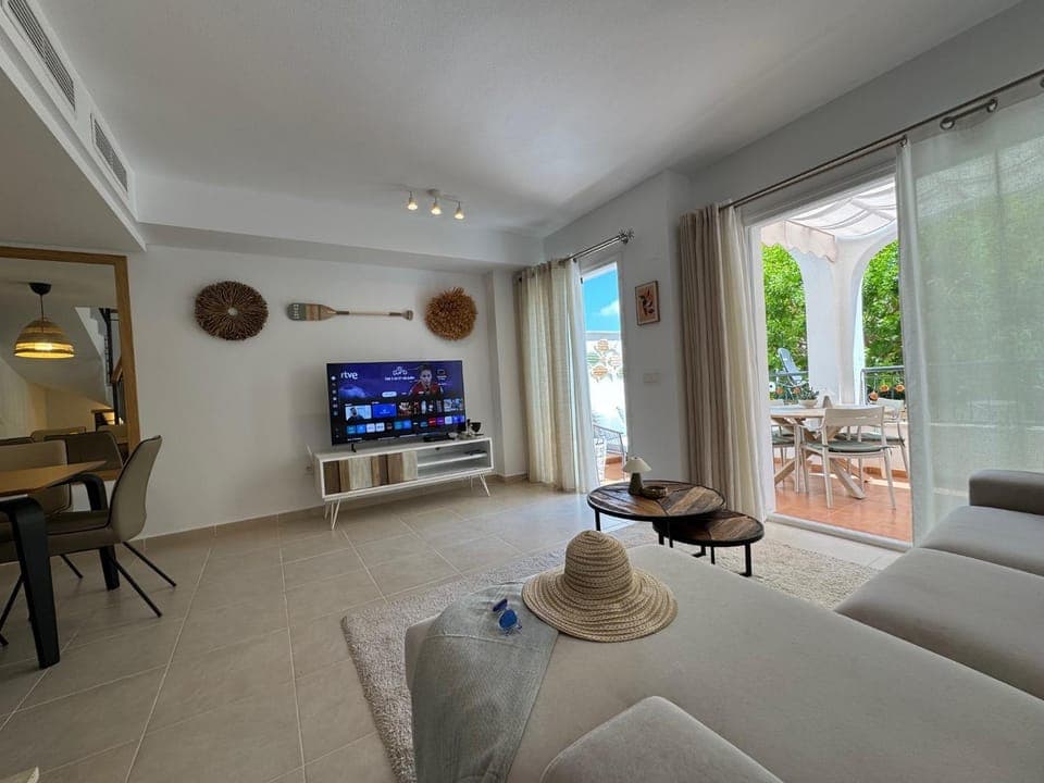 Communal lounge/ TV room, Living room, Seating area