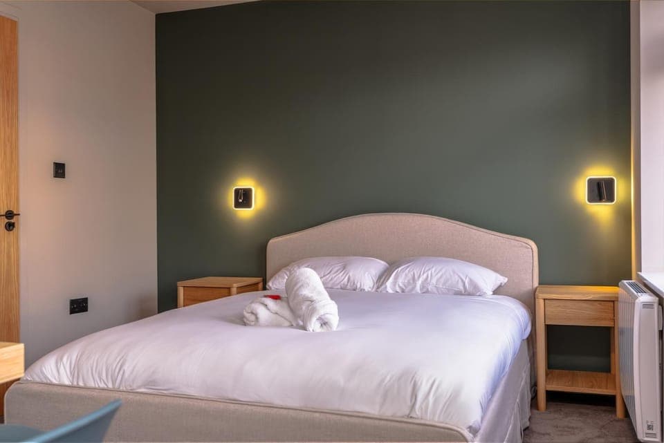 Bed, Photo of the whole room, Bedroom, towels