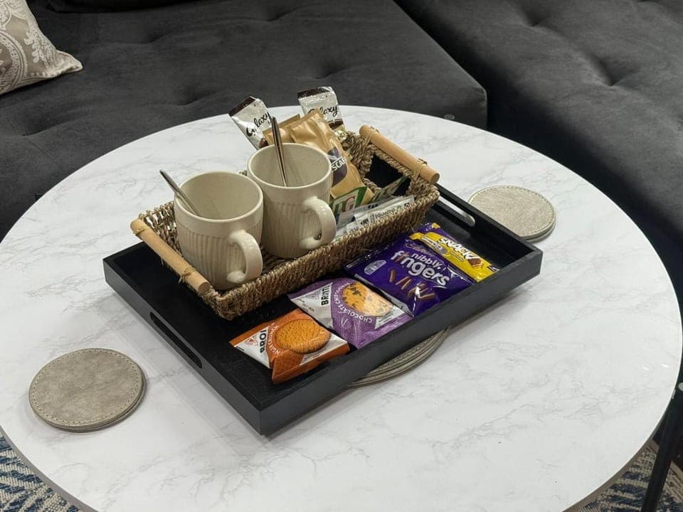 Coffee/tea facilities, Living room, Seating area, Food, Drinks