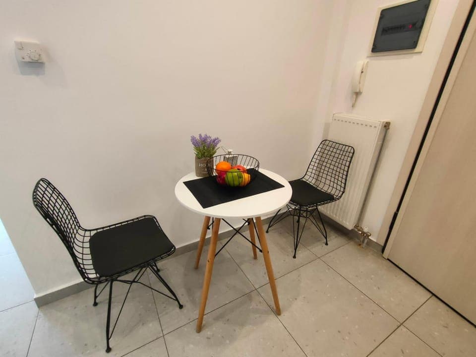 Seating area, Dining area