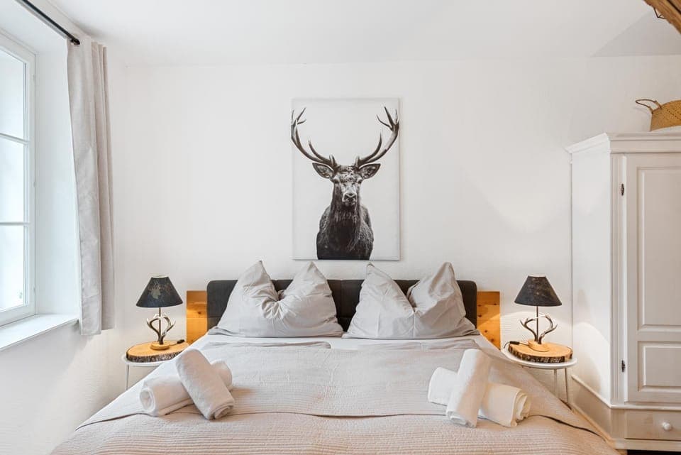 Bed, Bedroom, towels