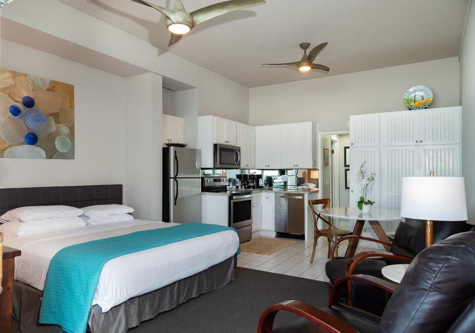 Bed, Kitchen or kitchenette, stove