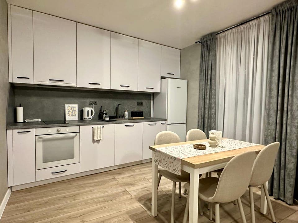 Coffee/tea facilities, Kitchen or kitchenette, Dining area, dishwasher, oven, stove