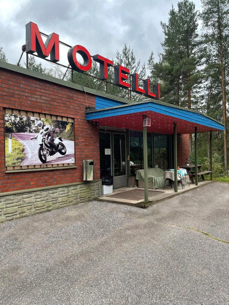 Property building, Facade/entrance, Summer, Lobby or reception, Location, Parking
