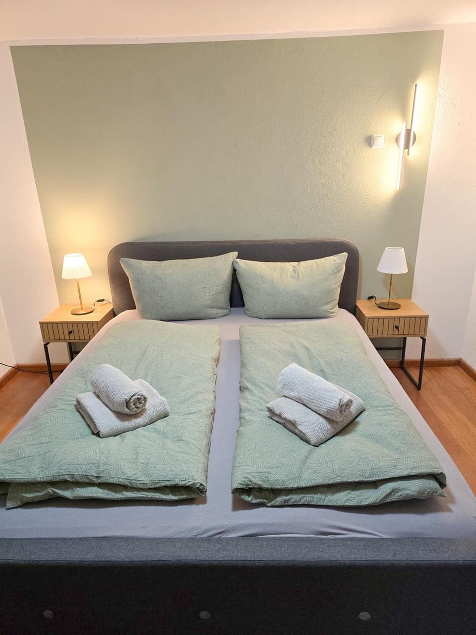 Bed, Photo of the whole room, Bedroom, towels