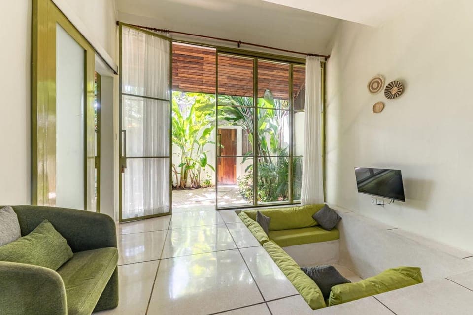 TV and multimedia, Living room, Seating area, Garden view