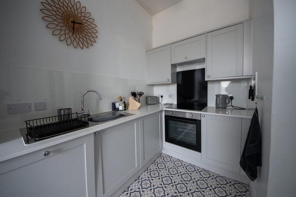 Coffee/tea facilities, Kitchen or kitchenette, dishwasher, stove, toaster