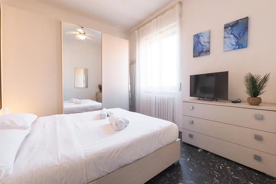 Bed, TV and multimedia, Photo of the whole room, Bedroom