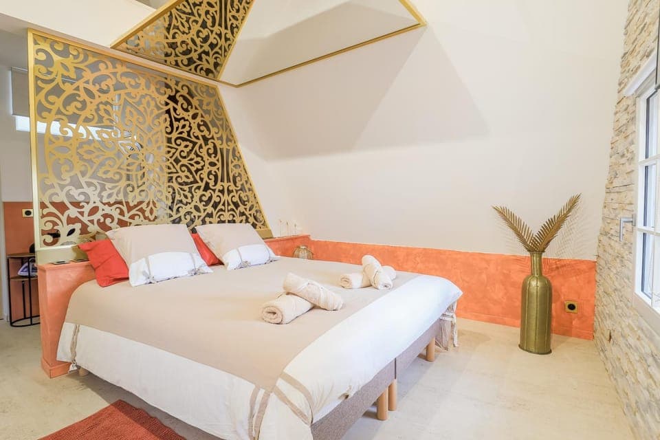 Bed, Photo of the whole room, Bedroom, towels