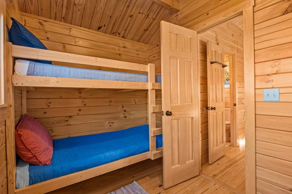 Bedroom, bunk bed