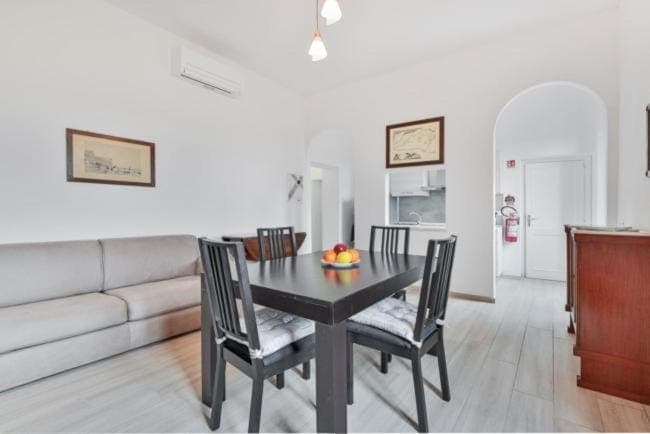 Kitchen or kitchenette, Living room, Seating area, Dining area