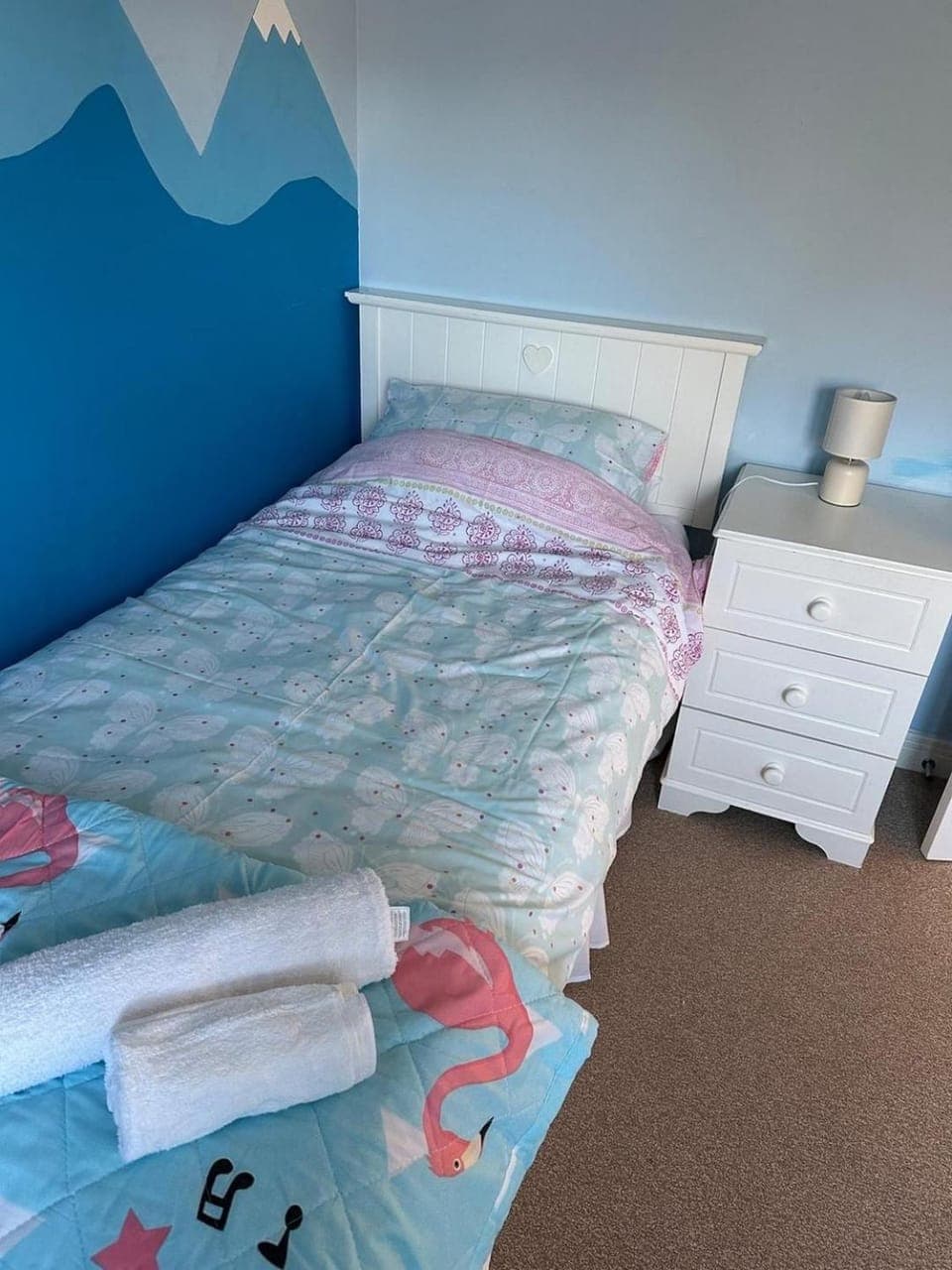 Bed, Bedroom, towels