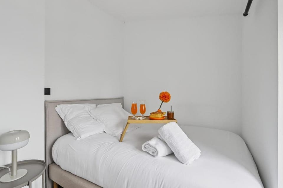 Bed, Photo of the whole room, Bedroom, towels