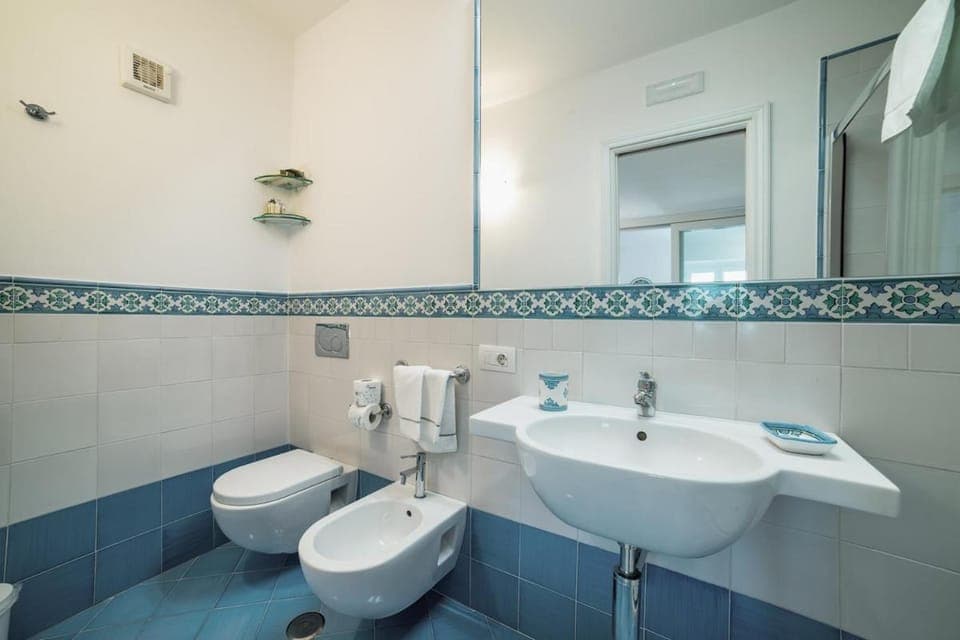 Shower, Toilet, Bathroom, bidet, towels