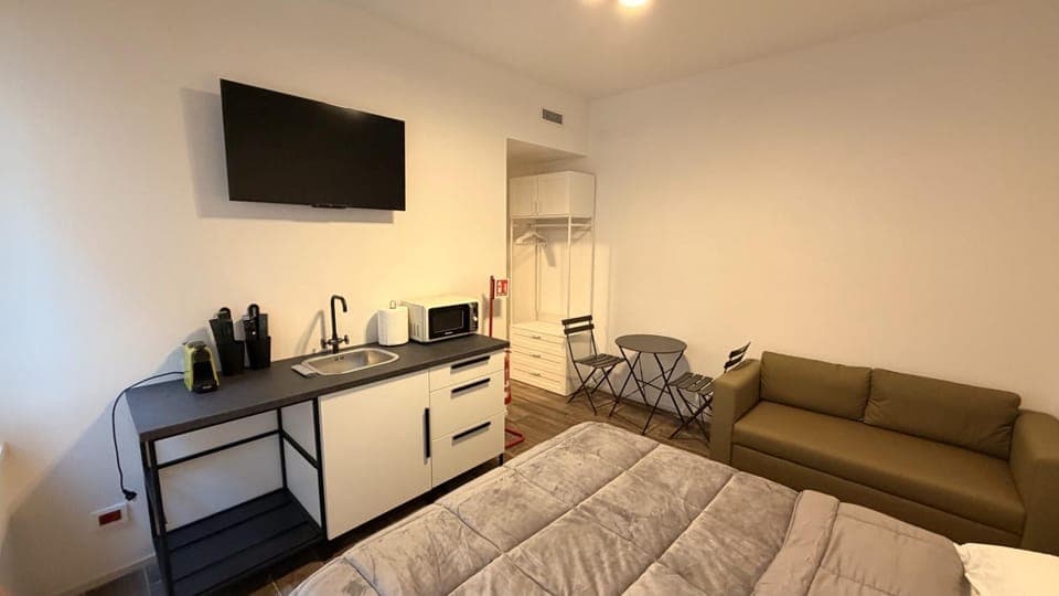 Bed, TV and multimedia, Coffee/tea facilities, Kitchen or kitchenette, Photo of the whole room, Dining area, microwave