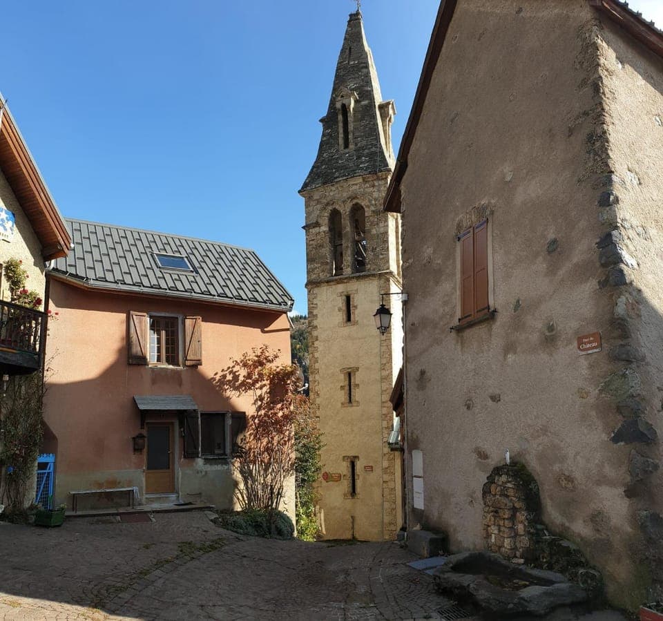 Property building, Facade/entrance, Day, Balcony/Terrace, Street view