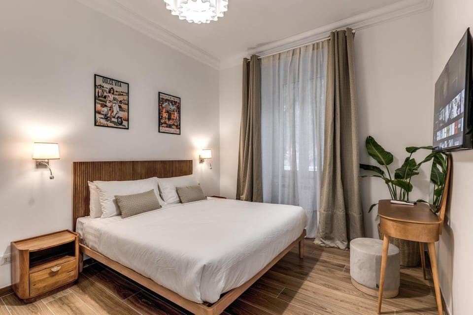 Bed, TV and multimedia, Photo of the whole room, Bedroom