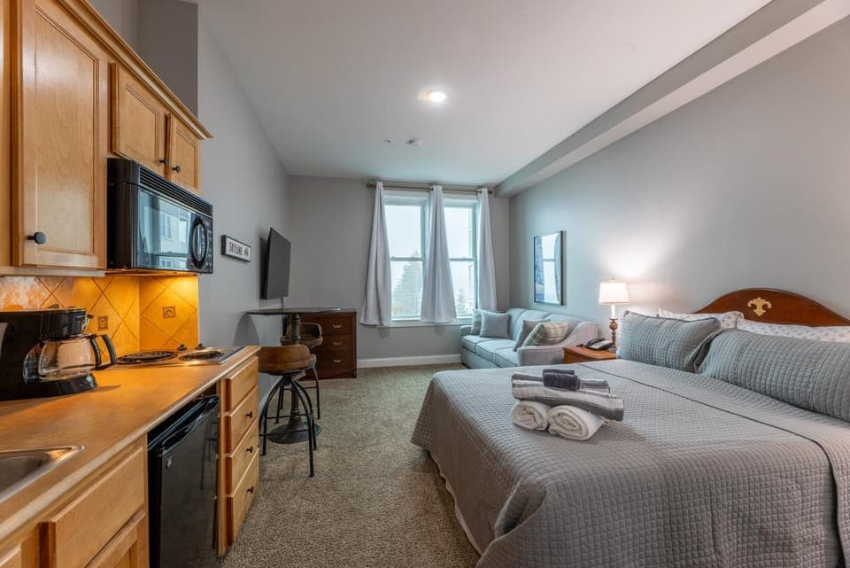 Snowshoe Village Ski-in - Ski-out Condo w Hot Tub House in Snowshoe