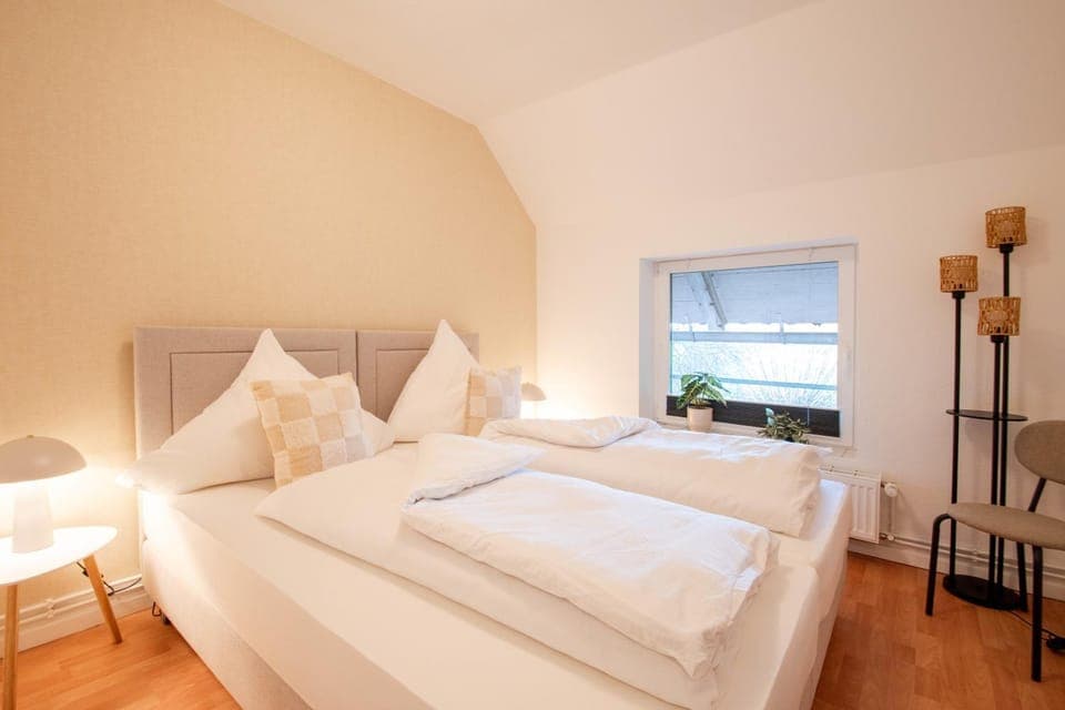 Bed, Photo of the whole room, Bedroom, soundproof, towels