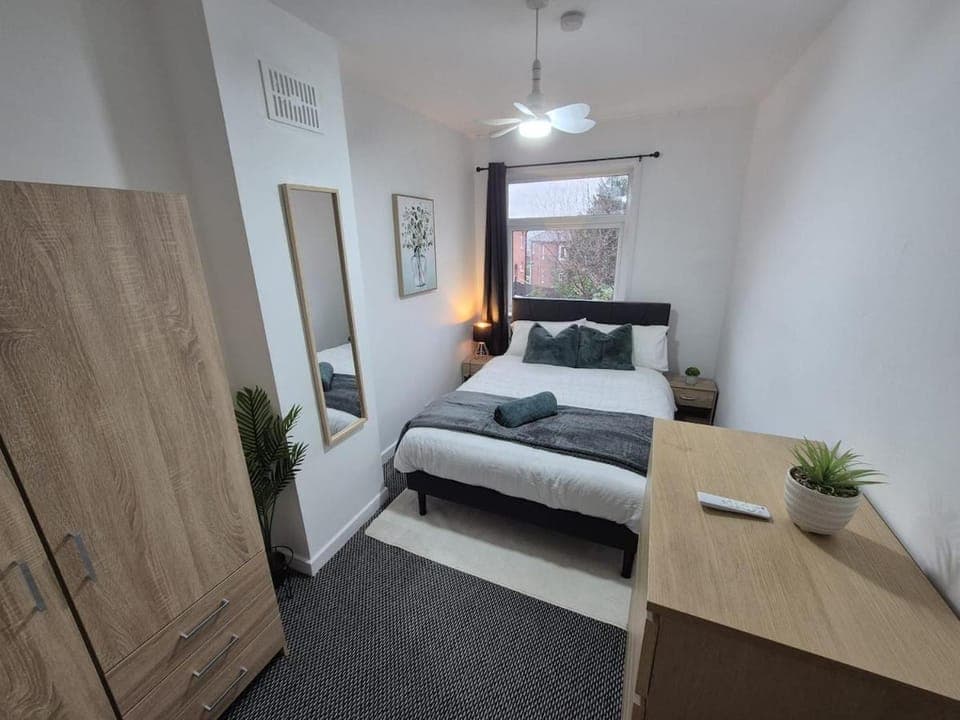 Bed, Photo of the whole room, Bedroom, wardrobe