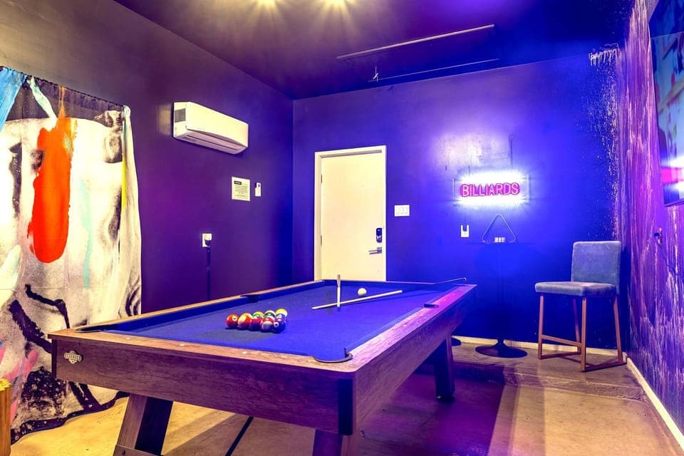 Billiard, Game Room