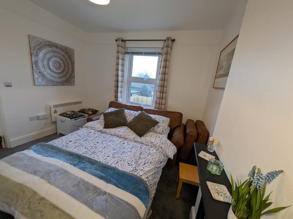 Living room, Photo of the whole room, Seating area, Bedroom