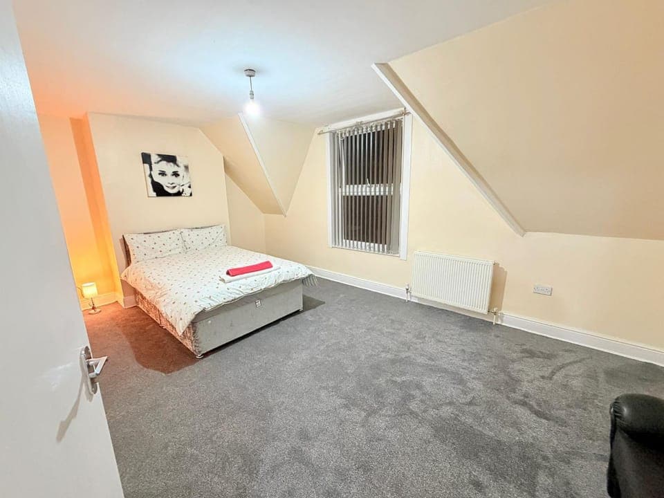 Photo of the whole room, Bedroom