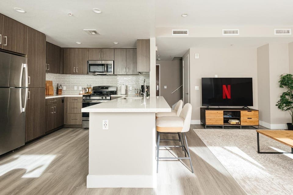 TV and multimedia, Kitchen or kitchenette, Dining area, dishwasher, oven, stove, toaster