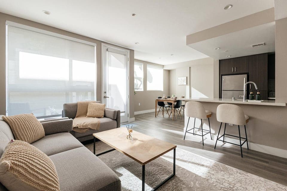 Coffee/tea facilities, Kitchen or kitchenette, Living room, Seating area, Dining area