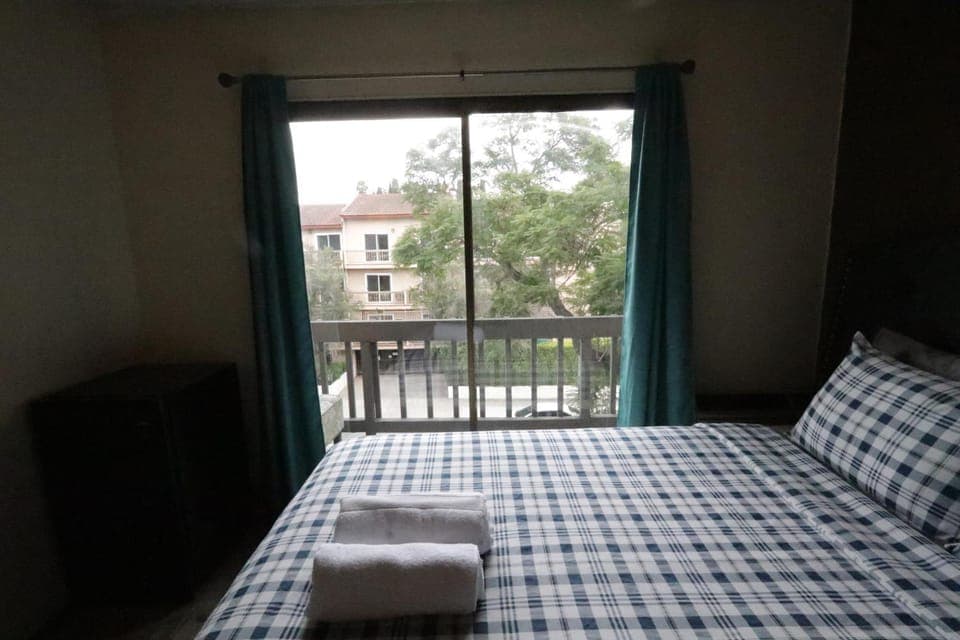 Beautiful 2 Queed Beds Apart in BH Apartment in Beverly Hills