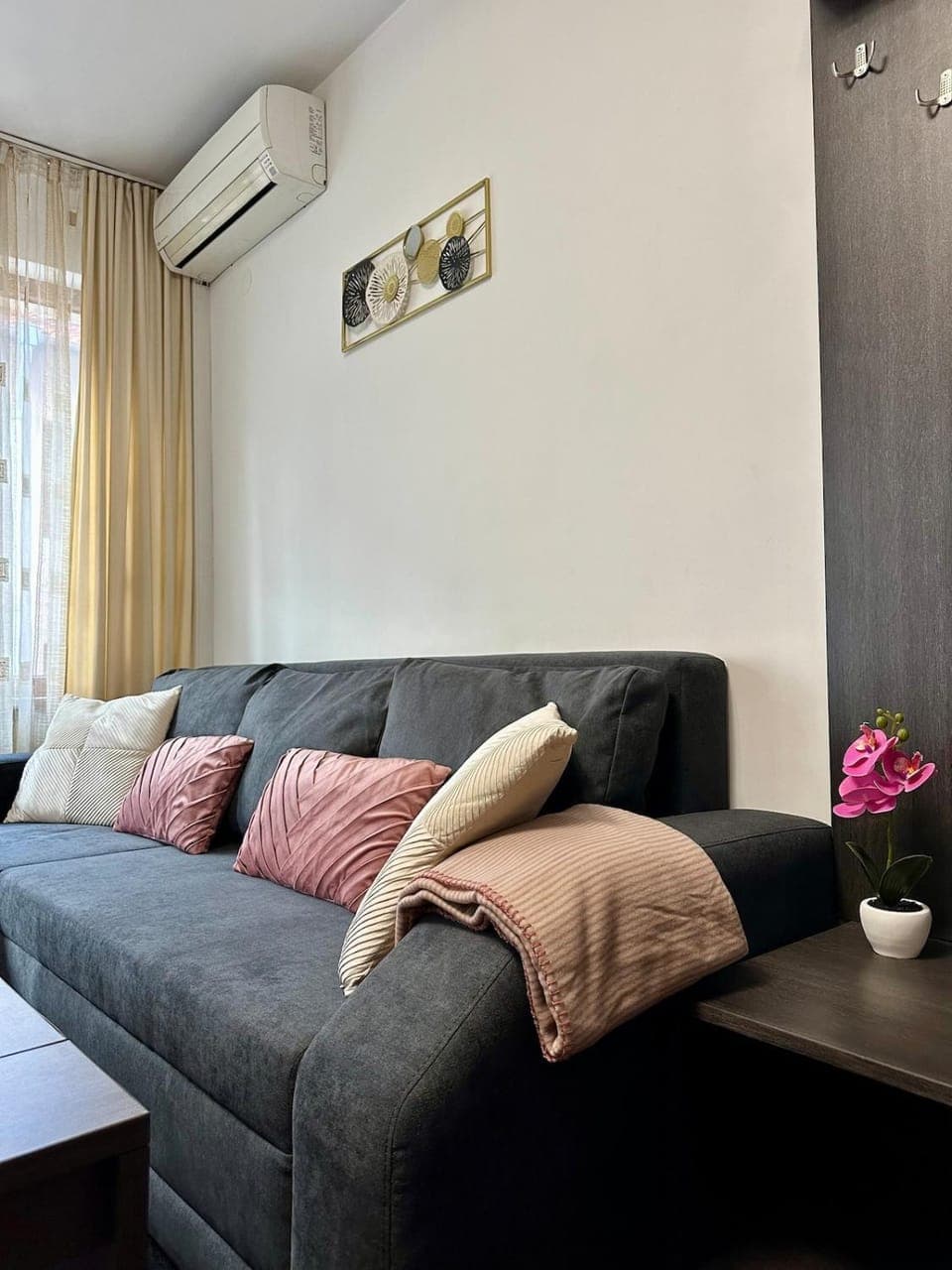 Living room, Seating area, air conditioner