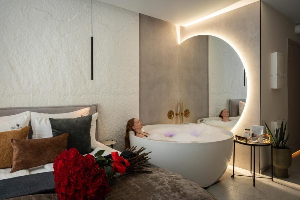 Bed, Hot Tub, Living room, Photo of the whole room, Seating area, Bedroom