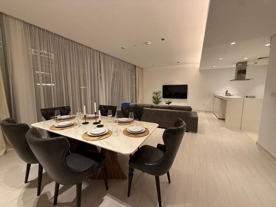 TV and multimedia, Kitchen or kitchenette, Living room, Seating area, Dining area