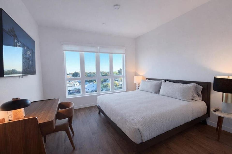 Penthouse Corner 3 Bedroom Condo with Large Private Balcony and Parking Apartment hotel in Westwood
